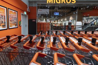 En 2022, Migros a été confronté à de nombreuses hausses de coûts, dont 250 millions rien que pour les matières premières, les emballages et l'énergie. Ces hausses de coûts ont été "en grande partie assumée" par le groupe et ont pesé sur la rentabi...